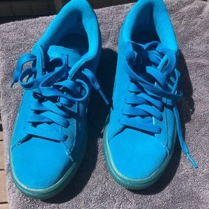 Brand new big kids puma sueded iced jr. size 5. Blue